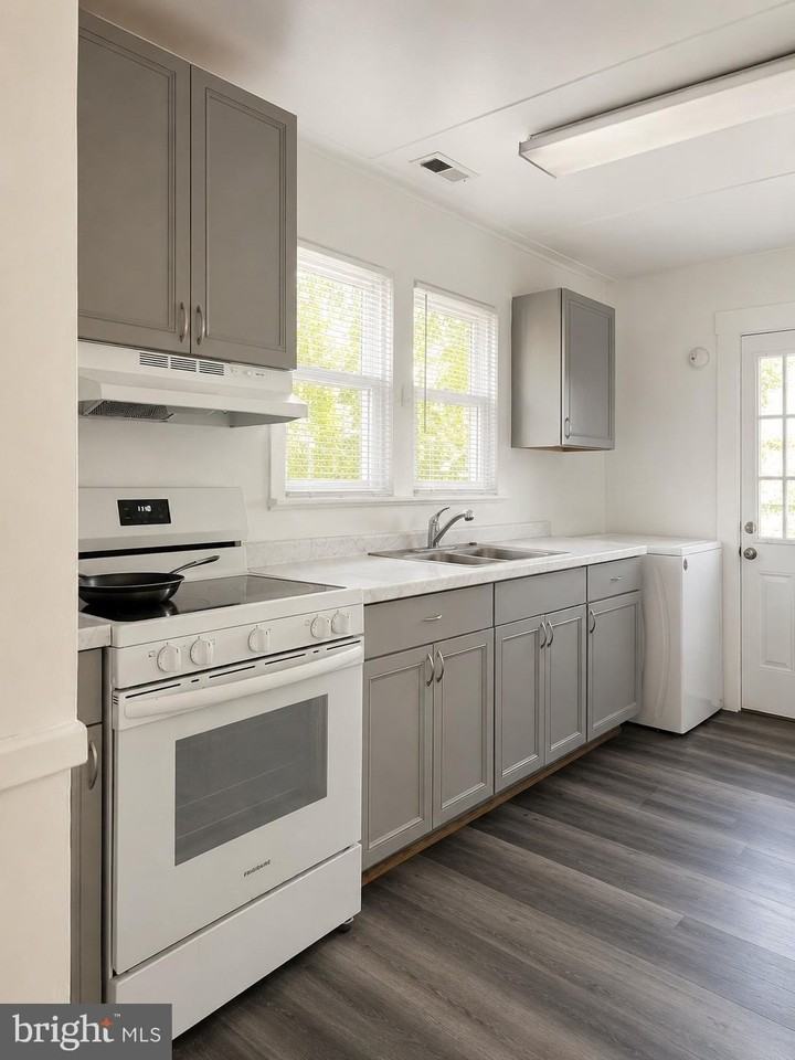 807 Wolfe St #B - Photo 2 of 10