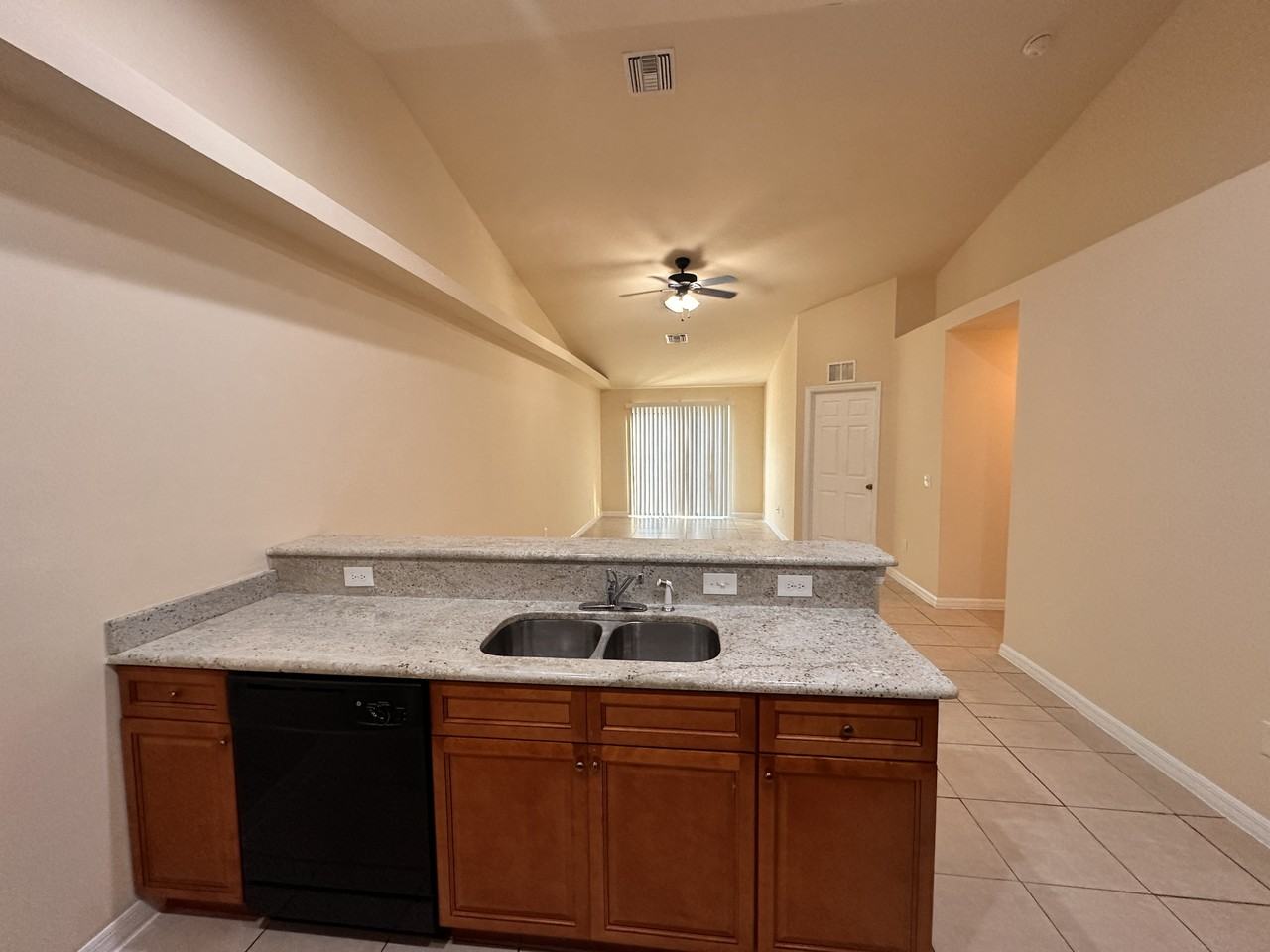 906 Se 12th Ter - Photo 4 of 21