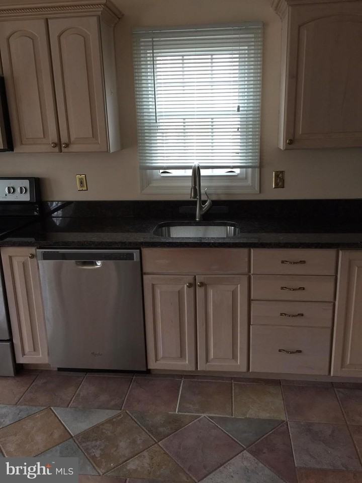 7034 Darby Towne Ct - Photo 3 of 37
