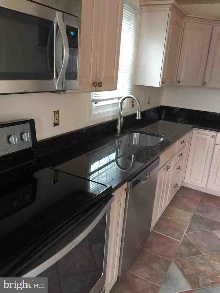 7034 Darby Towne Ct - Photo 6 of 37