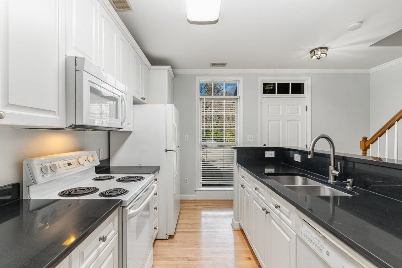 111 Ellington Oaks Ct - Photo 7 of 25