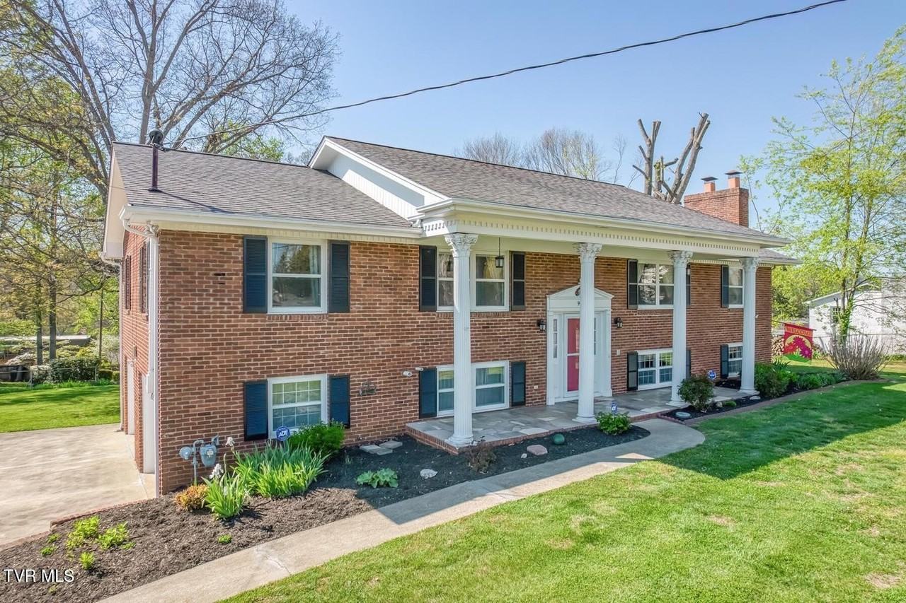 908 Meadow Ln - Photo 2 of 47