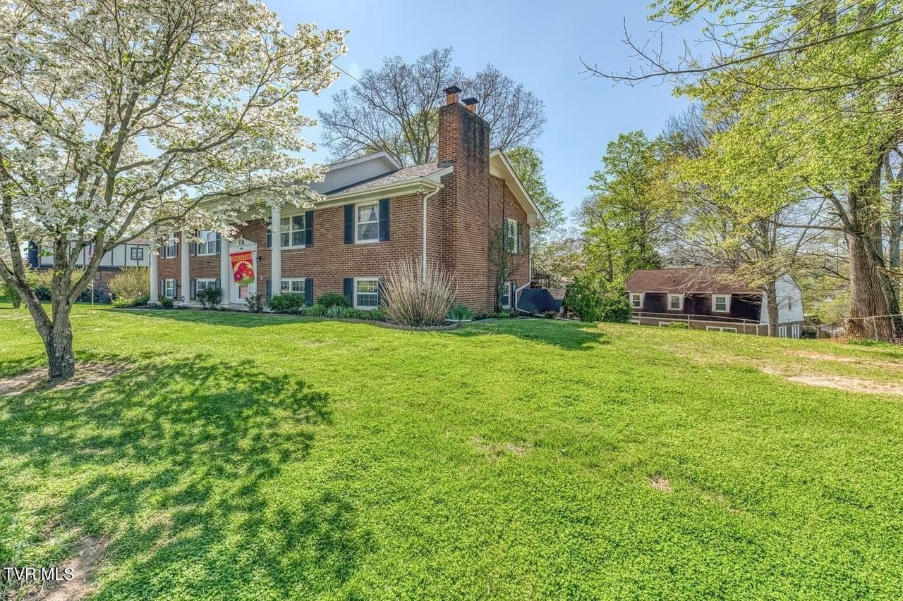 908 Meadow Ln - Photo 3 of 47
