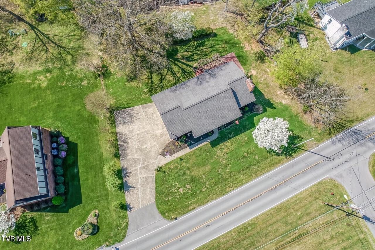908 Meadow Ln - Photo 4 of 47