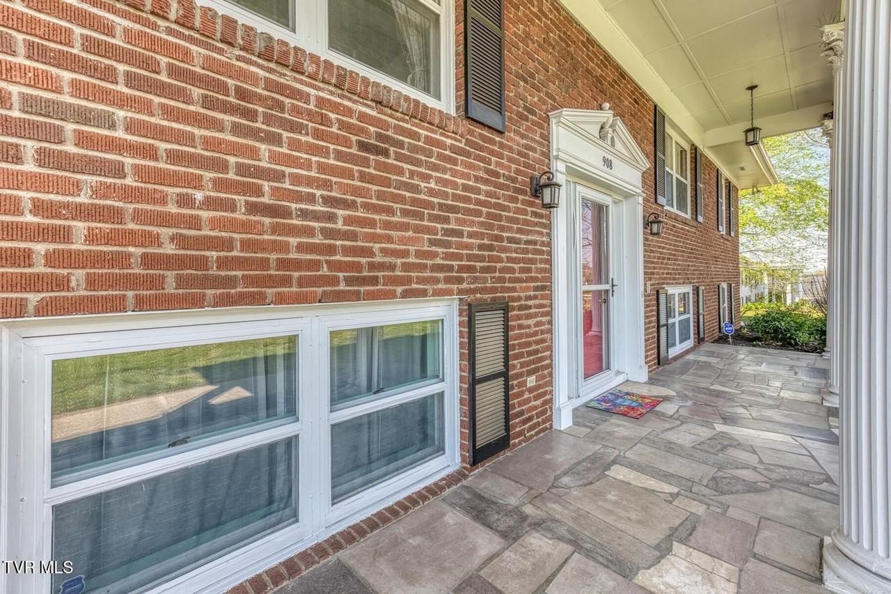 908 Meadow Ln - Photo 5 of 47