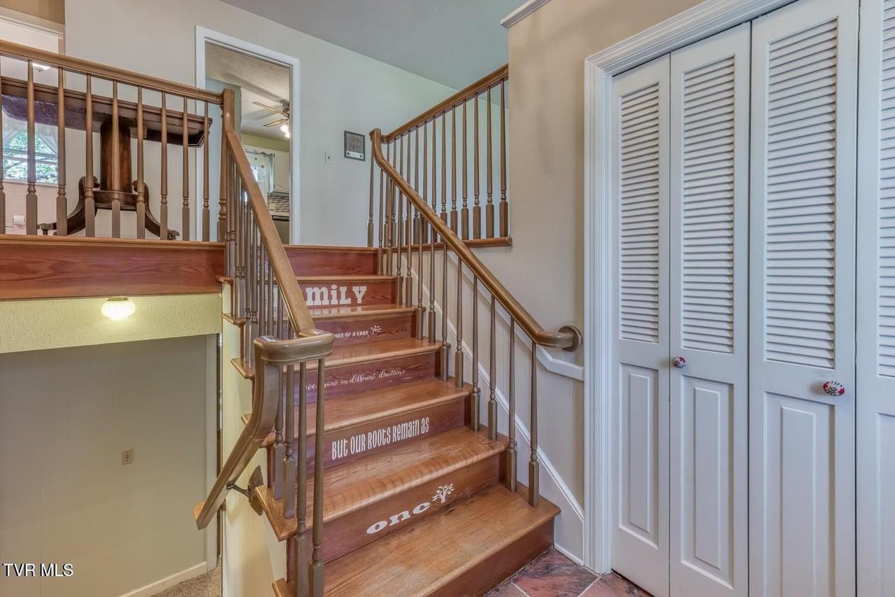 908 Meadow Ln - Photo 7 of 47