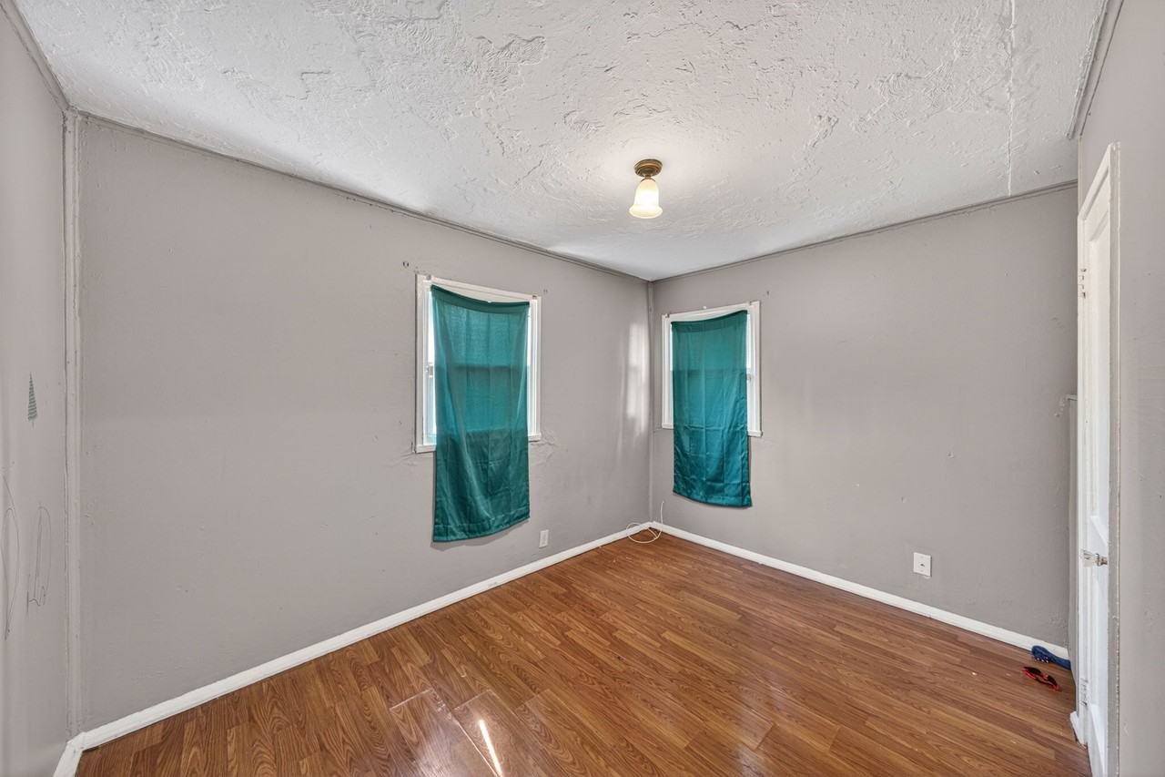 3220 Vermont Pl - Photo 4 of 17