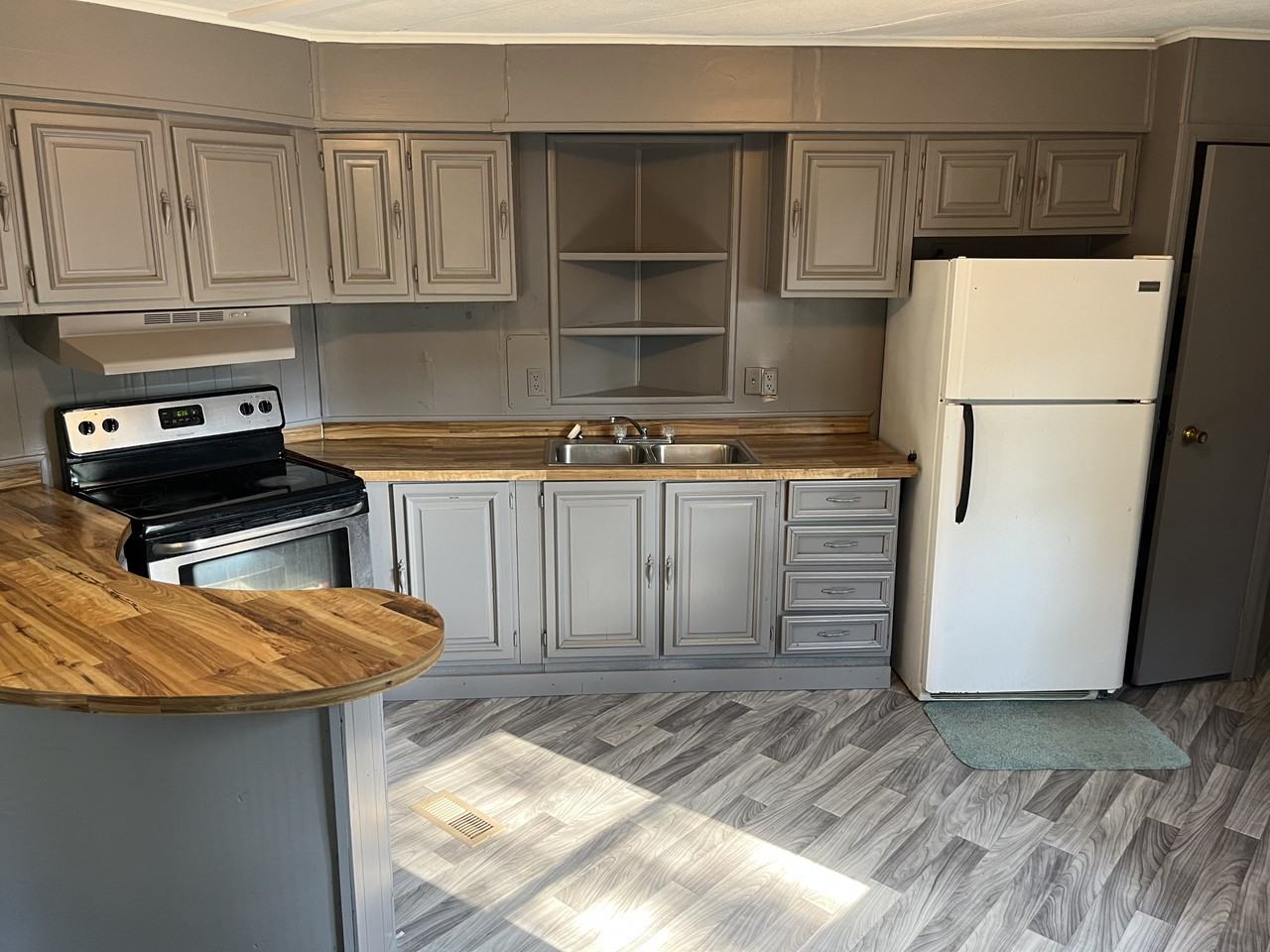 5542 Whites Ferry Rd - Photo 2 of 11