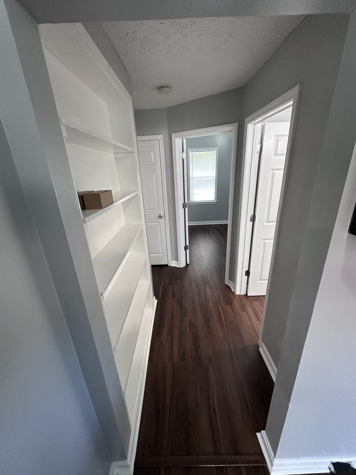 4926 Daleray Dr - Photo 4 of 17