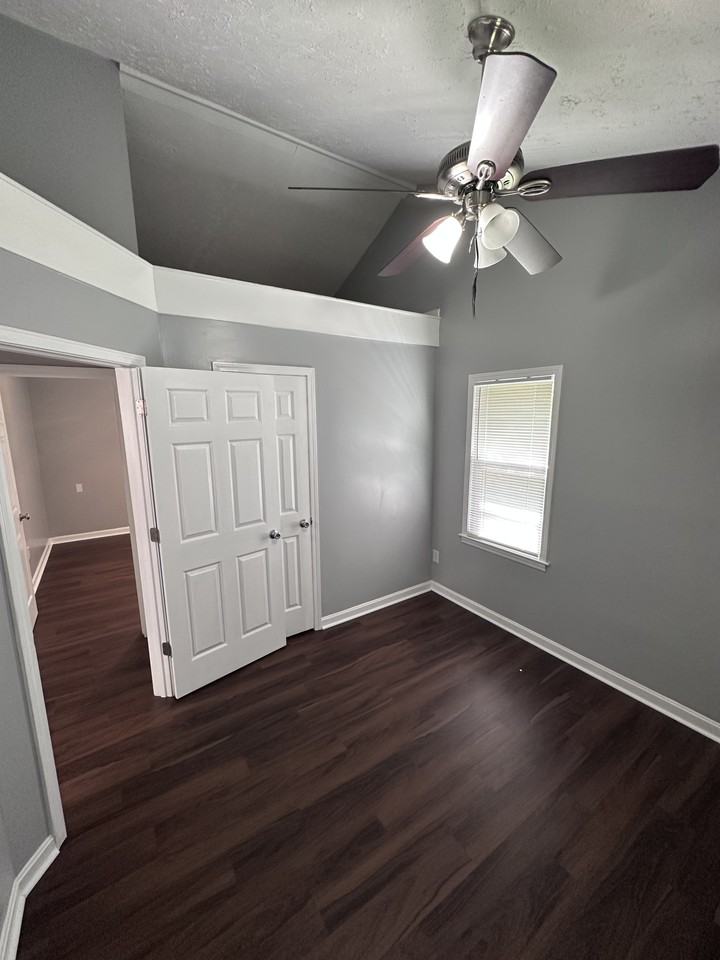 4926 Daleray Dr - Photo 5 of 17