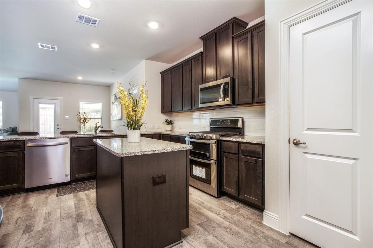 10716 Klondike Ln - Photo 4 of 14