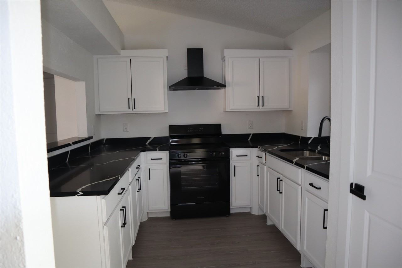 1505 Bergen Dr - Photo 3 of 8