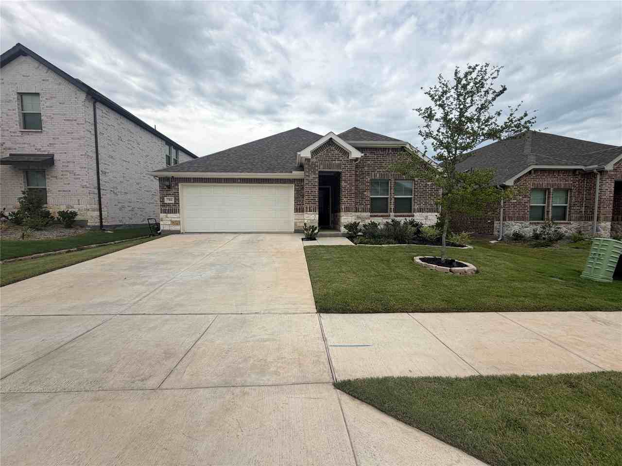 706 Easthill Dr - Photo 2 of 32