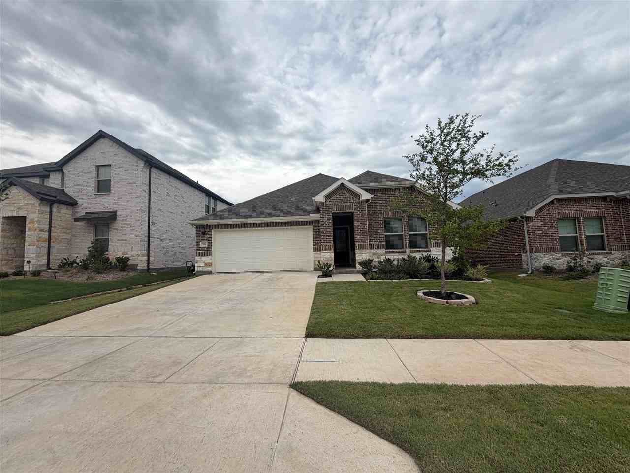 706 Easthill Dr - Photo 3 of 32