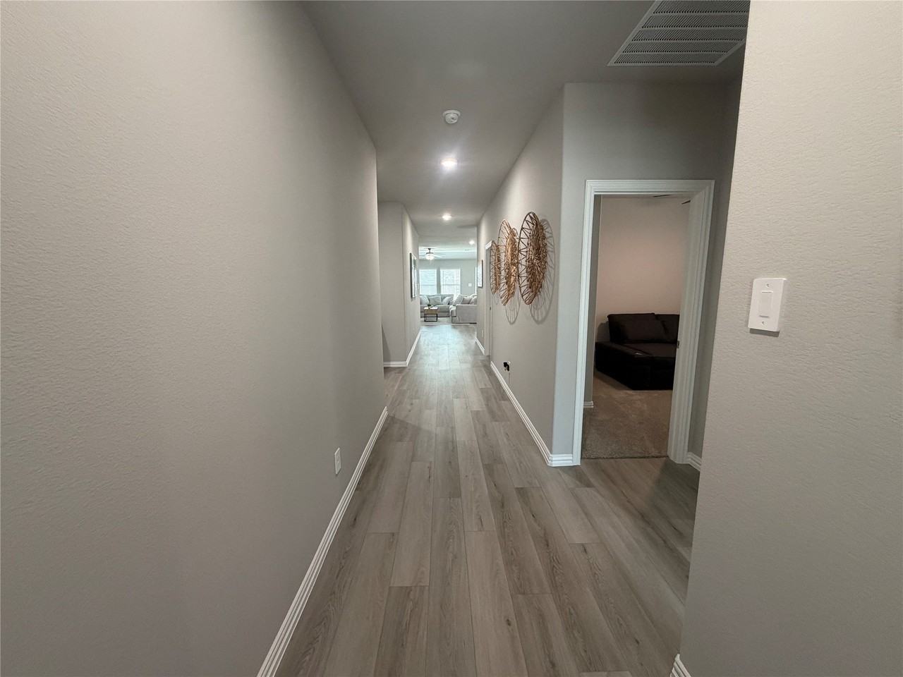 706 Easthill Dr - Photo 5 of 32