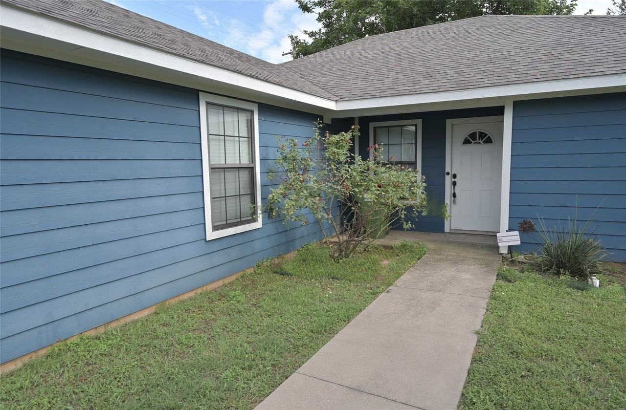 1106 Se 12th St - Photo 2 of 38