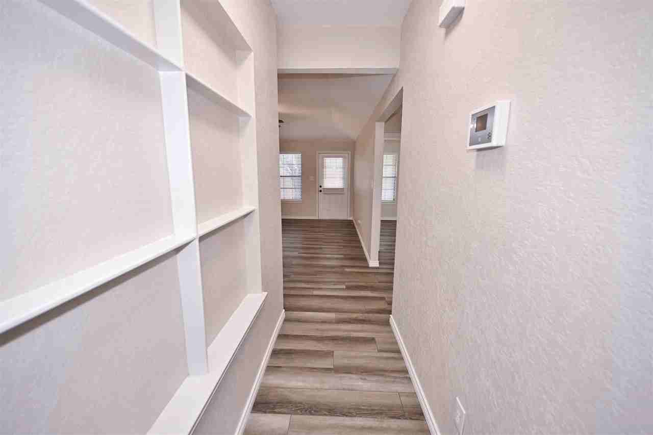 1106 Se 12th St - Photo 4 of 38