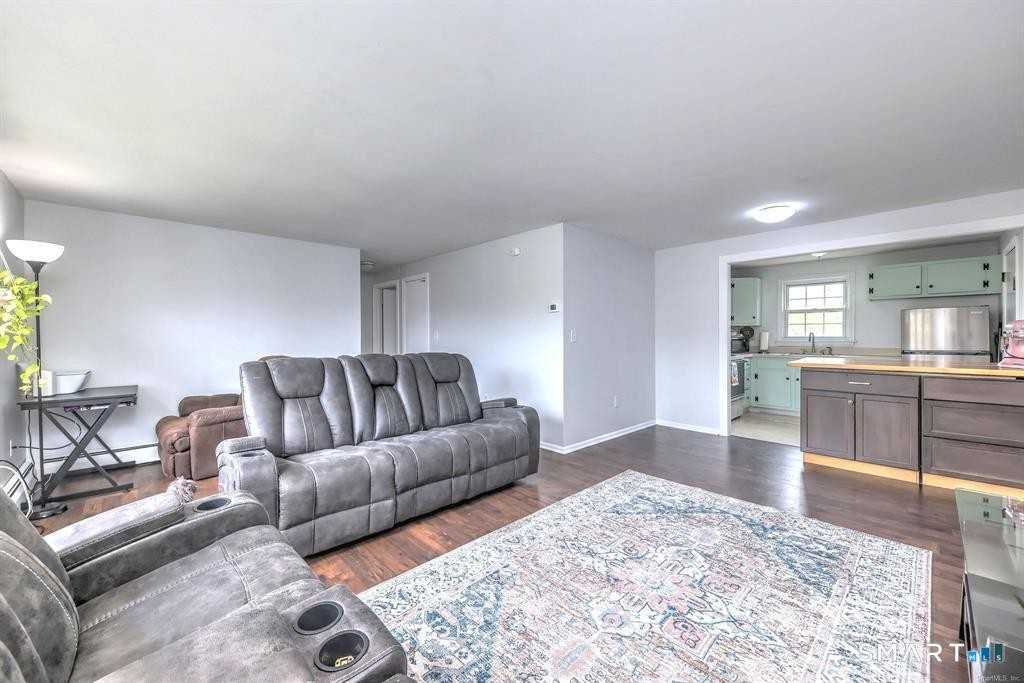 1254 Farmington Ave - Photo 4 of 19