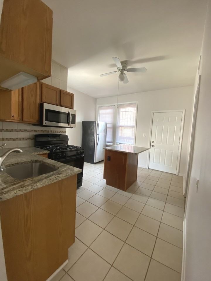 1103 N Ashland Ave ##3r - Photo 2 of 17