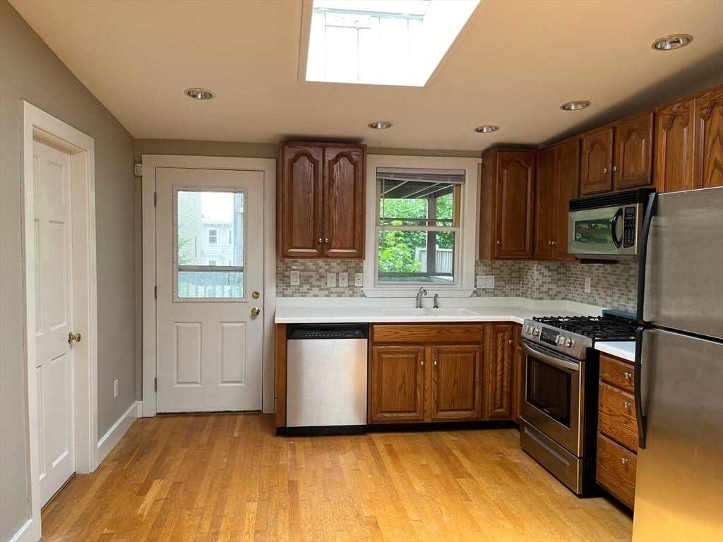 137 W 8th St - Photo 3 of 16
