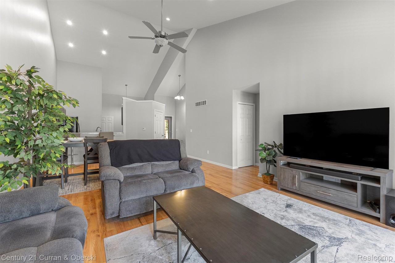 1062 Biddle Ave - Photo 4 of 28
