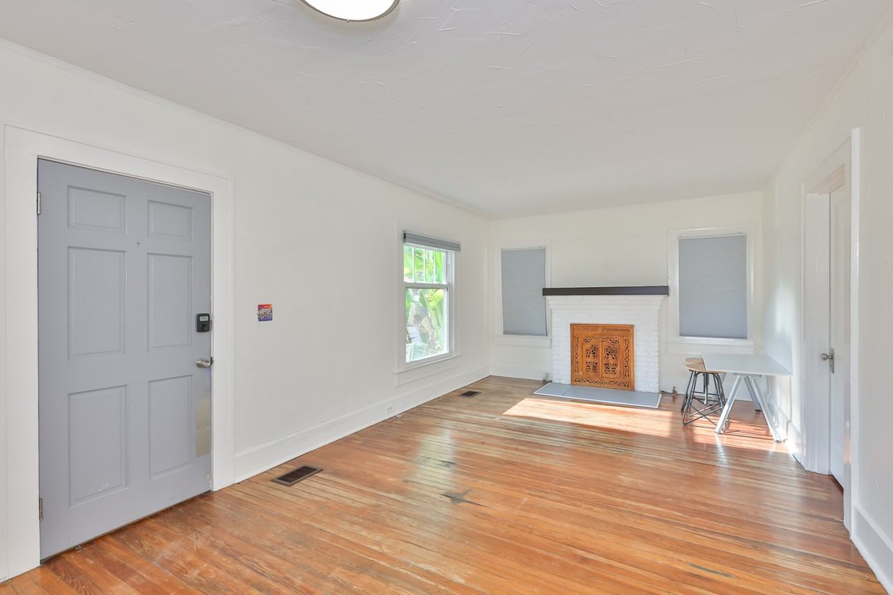 340 Moffett Ct N - Photo 2 of 24