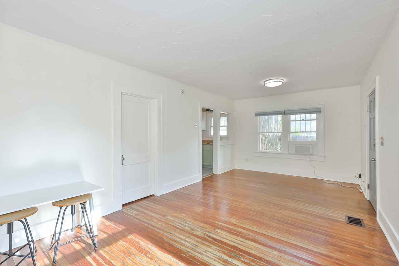 340 Moffett Ct N - Photo 4 of 24