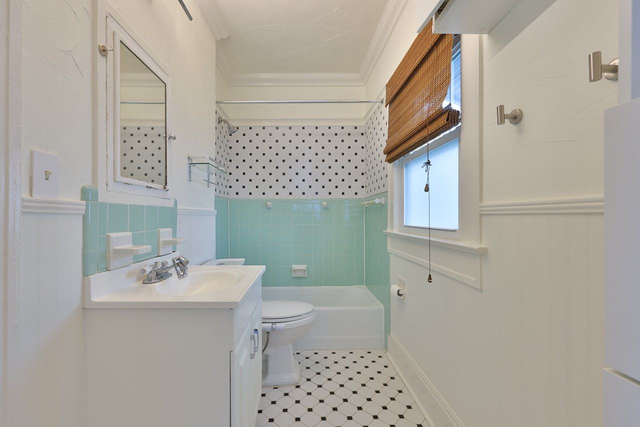 340 Moffett Ct N - Photo 7 of 24