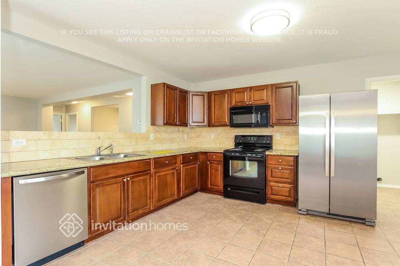 11601 W Windrose Ave - Photo 5 of 16