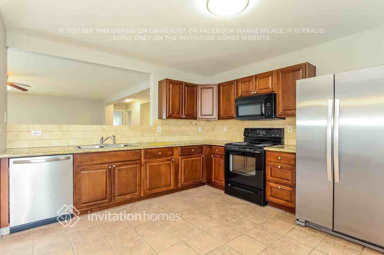 11601 W Windrose Ave - Photo 6 of 16