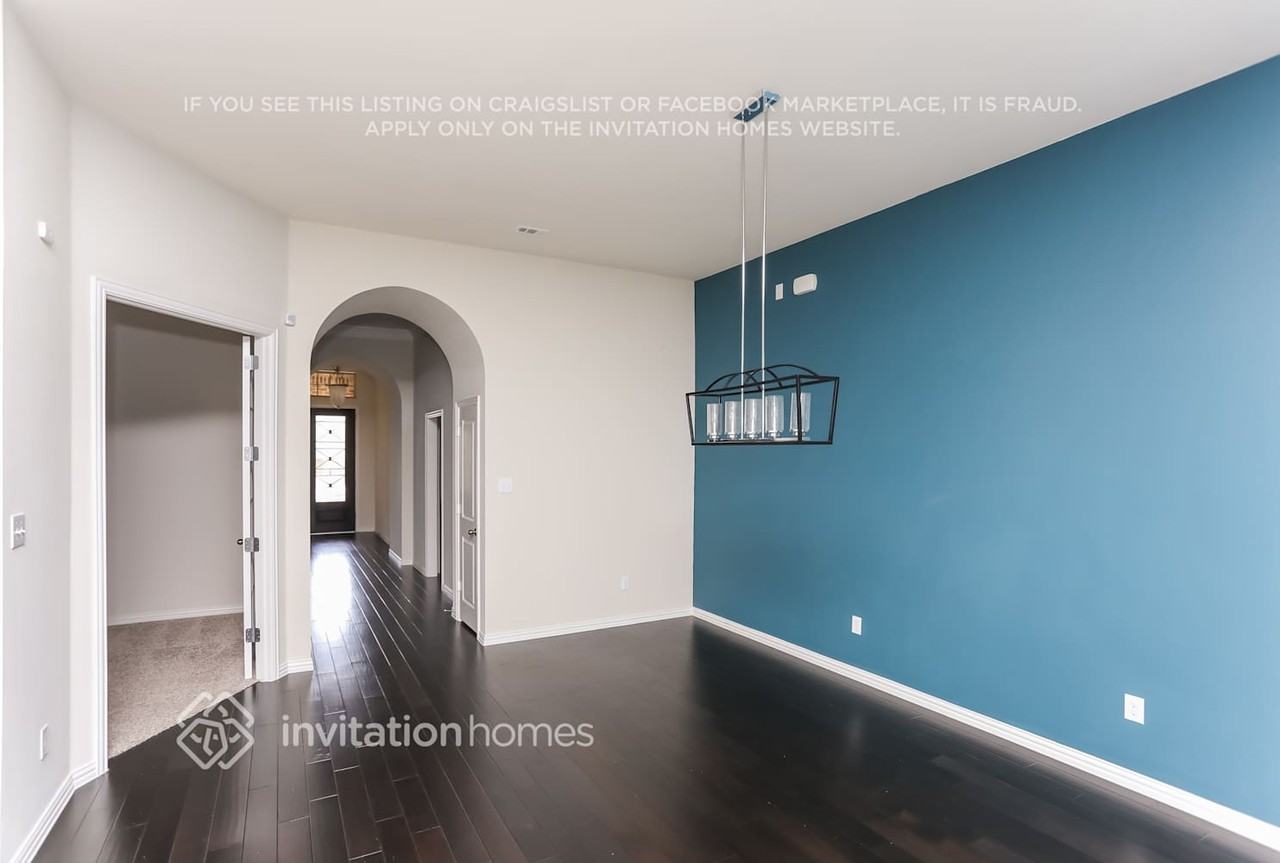 1014 Finsbury Ln - Photo 3 of 15