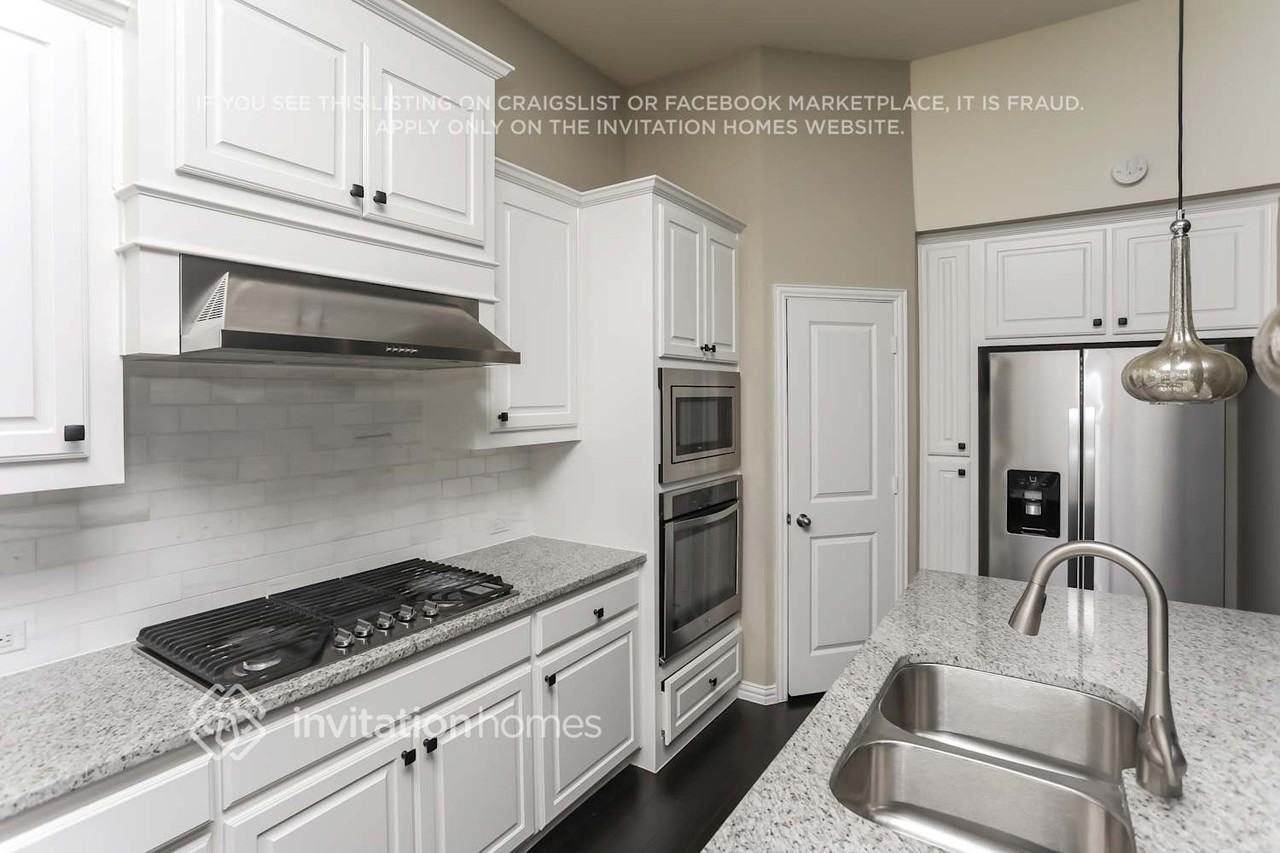 1014 Finsbury Ln - Photo 4 of 15
