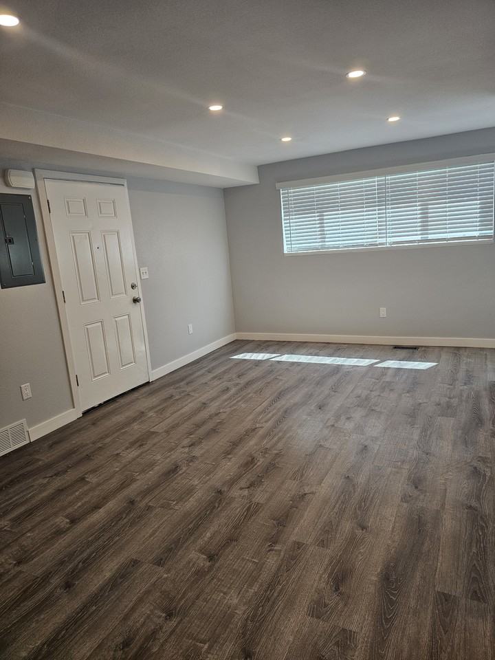 813 N Riverside Dr #A - Photo 5 of 17
