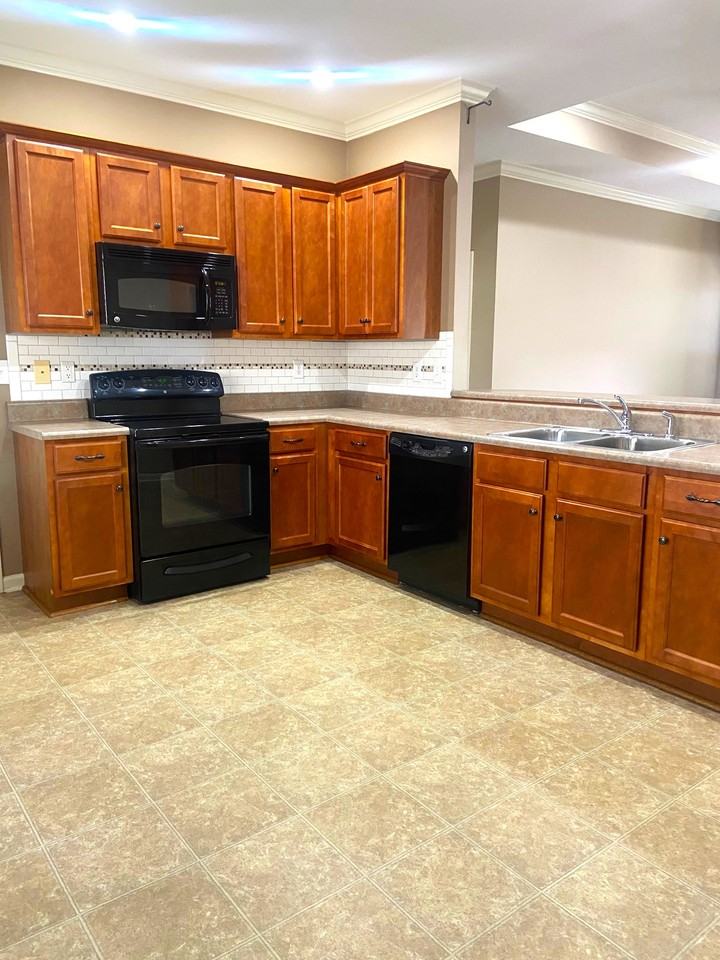 422 Holland Lakes Drive North - Photo 5 of 17
