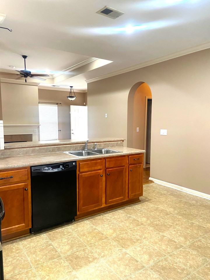 422 Holland Lakes Drive North - Photo 6 of 17