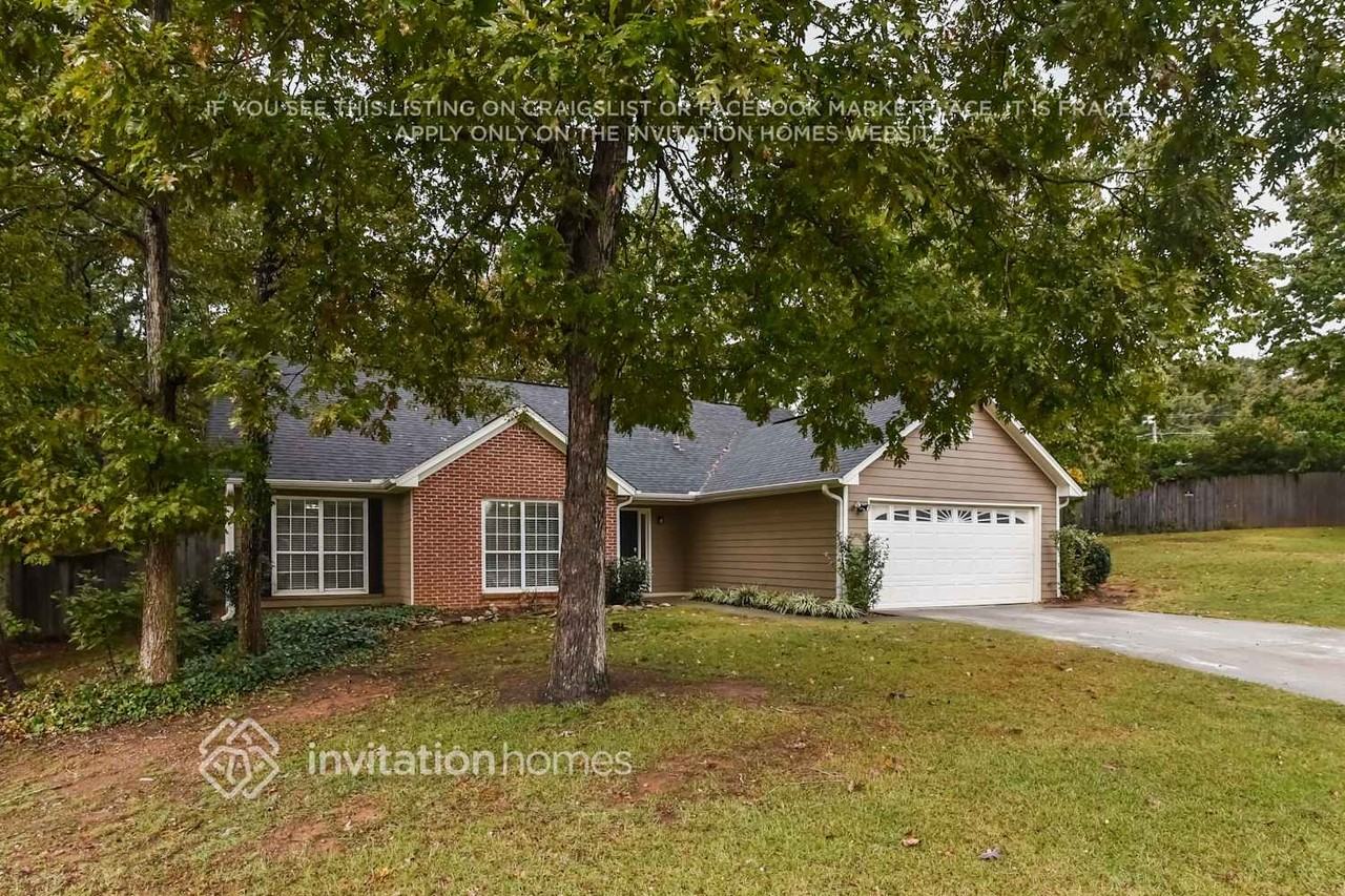 2271 Bankston Cir - Photo 2 of 21