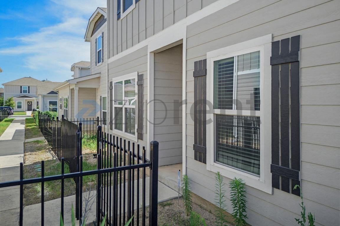 10843 Emerick St - Photo 4 of 32