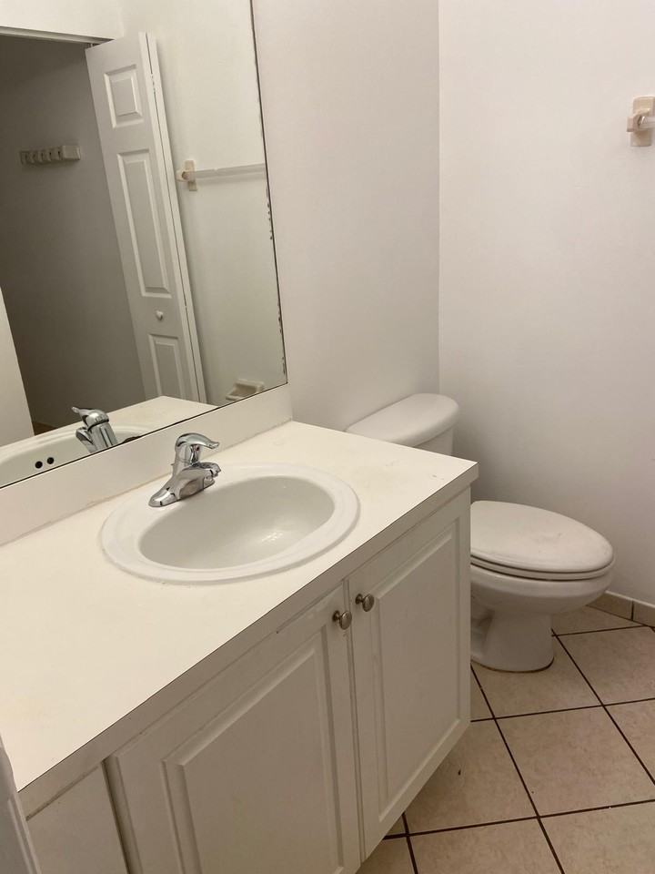 230 Se 29th Ave #1 - Photo 5 of 12