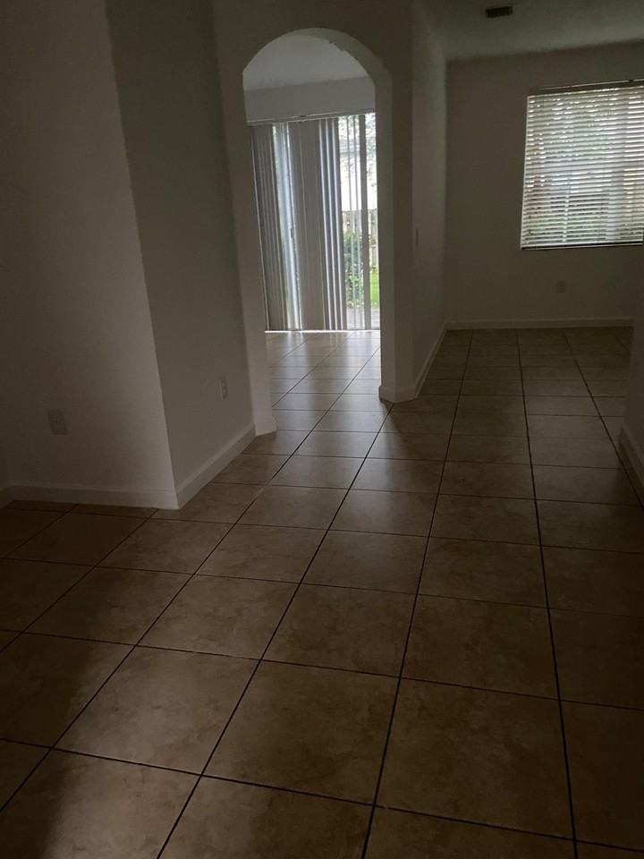 230 Se 29th Ave #1 - Photo 6 of 12
