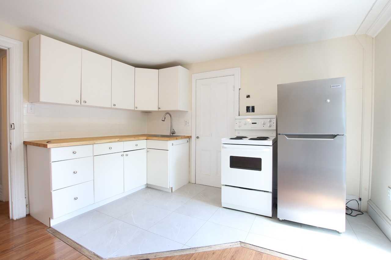 3-554 McLeod Street - Photo 2 of 10
