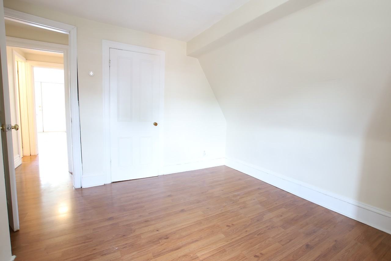 3-554 McLeod Street - Photo 4 of 10