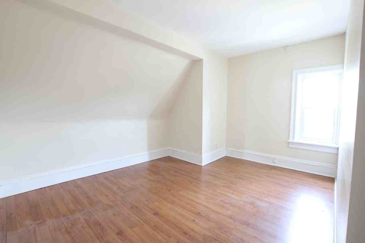 3-554 McLeod Street - Photo 5 of 10