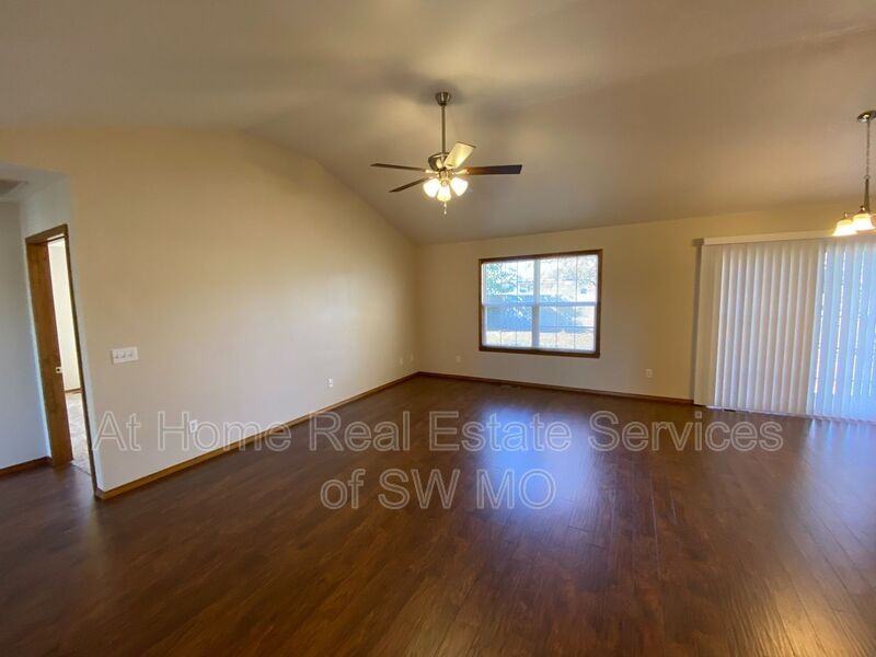 625 S Hazelnut Ave - Photo 2 of 17