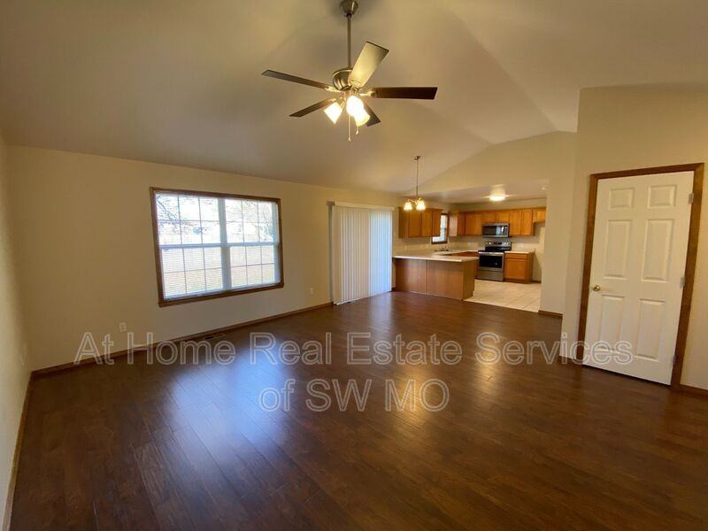 625 S Hazelnut Ave - Photo 3 of 17