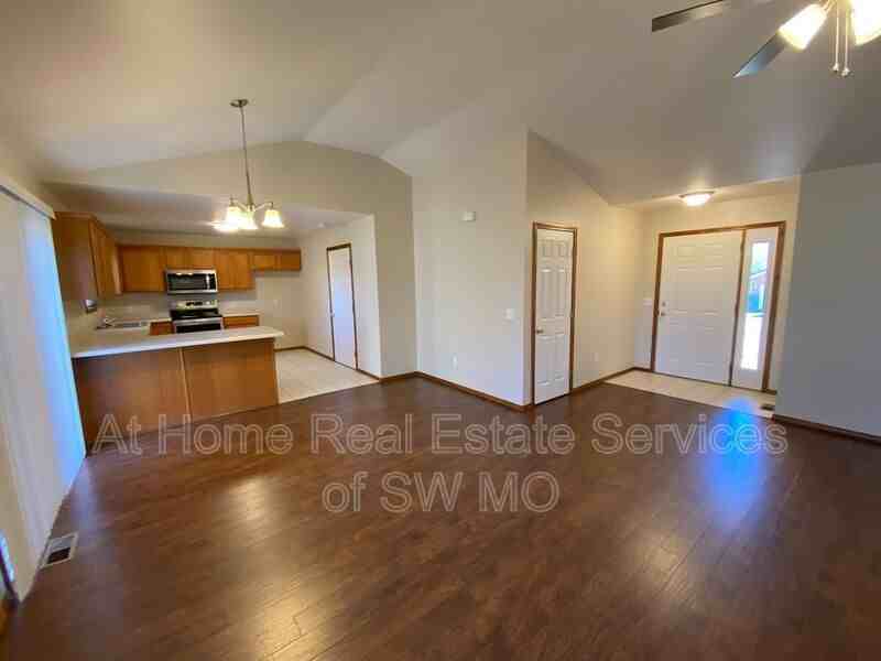 625 S Hazelnut Ave - Photo 4 of 17