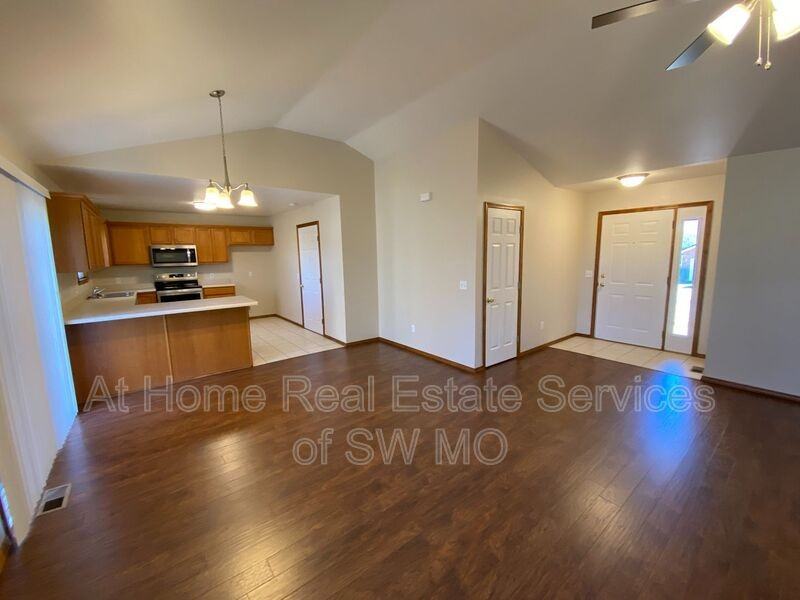 625 S Hazelnut Ave - Photo 5 of 17