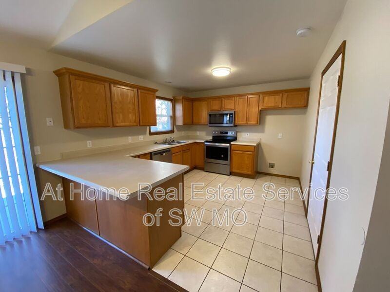 625 S Hazelnut Ave - Photo 6 of 17