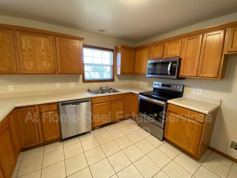 625 S Hazelnut Ave - Photo 7 of 17