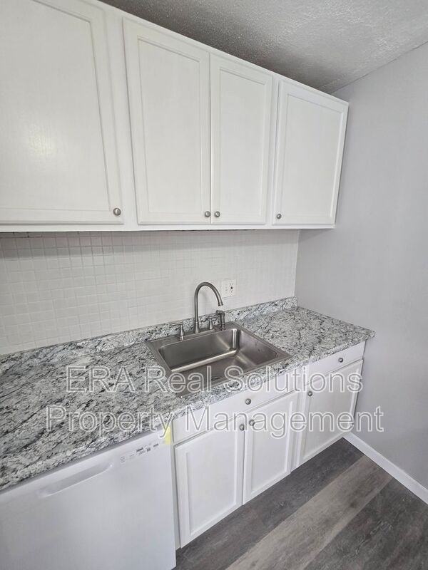 944 Leona Ave - Photo 5 of 13