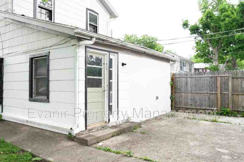 126 N Walnut St - Photo 3 of 32
